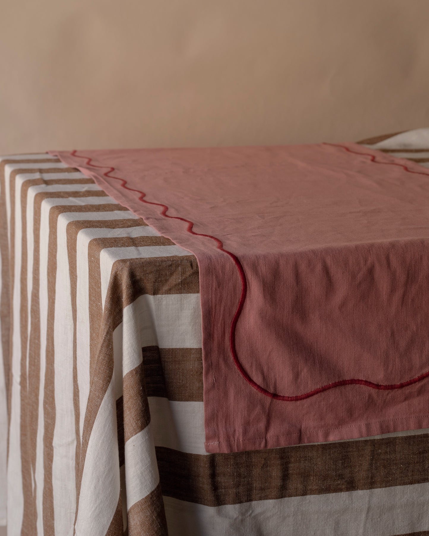 Pink scalloped table fabric runners