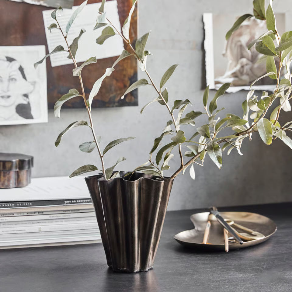Metal wavy vases