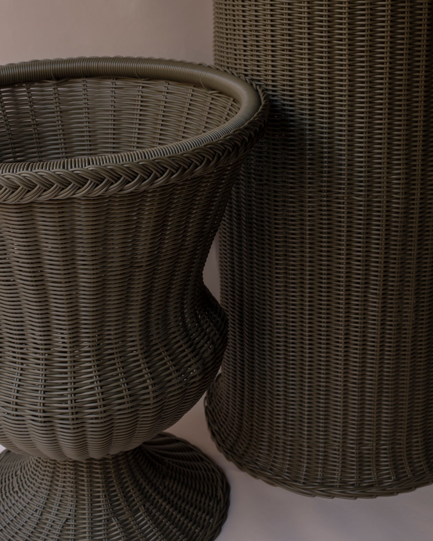 Olive Vasevoll rattan vase & pedestal
