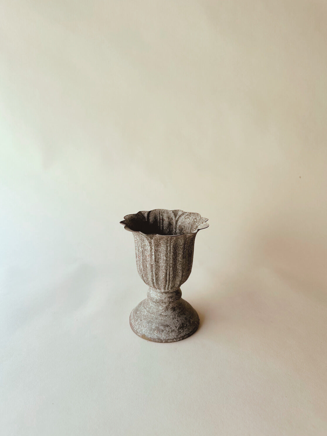 Metal scalloped edges metal urns