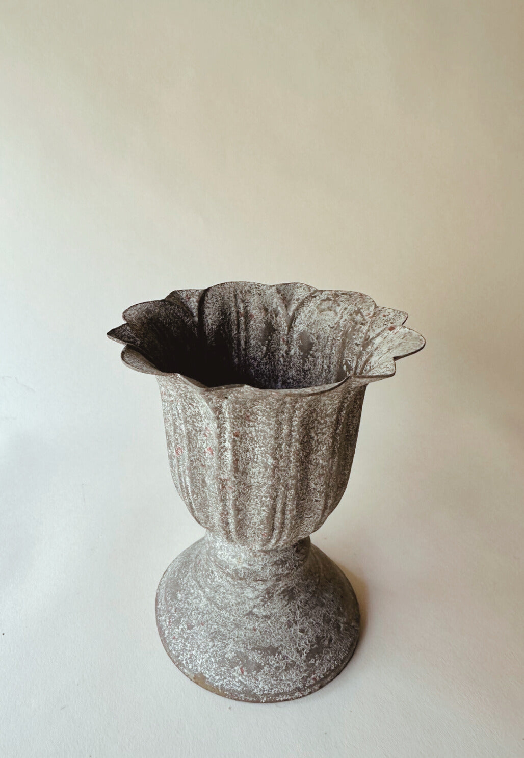 Metal scalloped edges metal urns