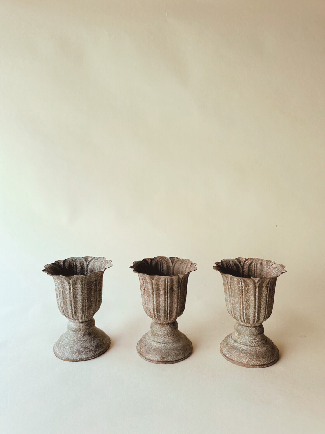 Metal scalloped edges metal urns