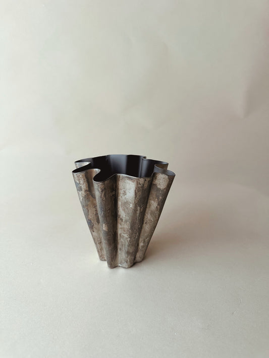 Metal wavy vases